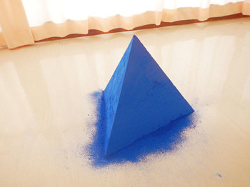 DSCN9063-青い顔料ピラミッド.jpg