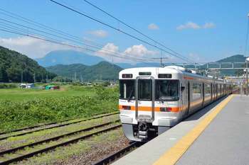 伊吹山と駅.jpg