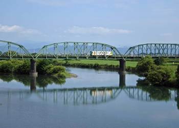 揖斐川の鉄橋を渡る垂水鉄道.jpg