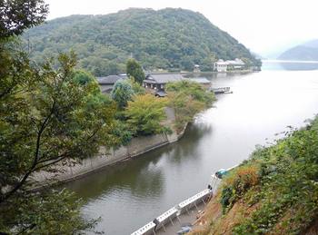 水月湖と浦見川始点.jpg