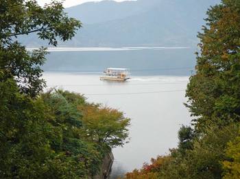 水月湖と観光船.jpg