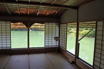 池を見晴らす部屋.jpg