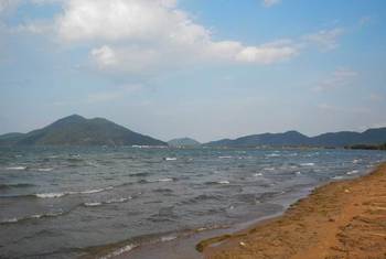 湖岸と波.jpg