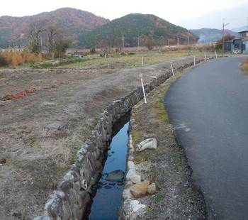 石垣の用水路.jpg