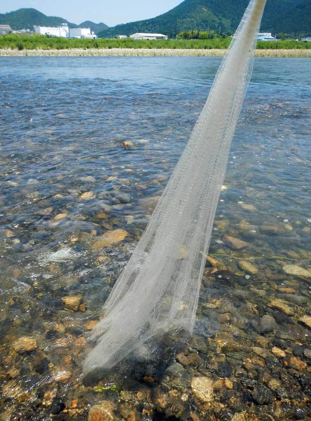 投網の修理 水辺の憩